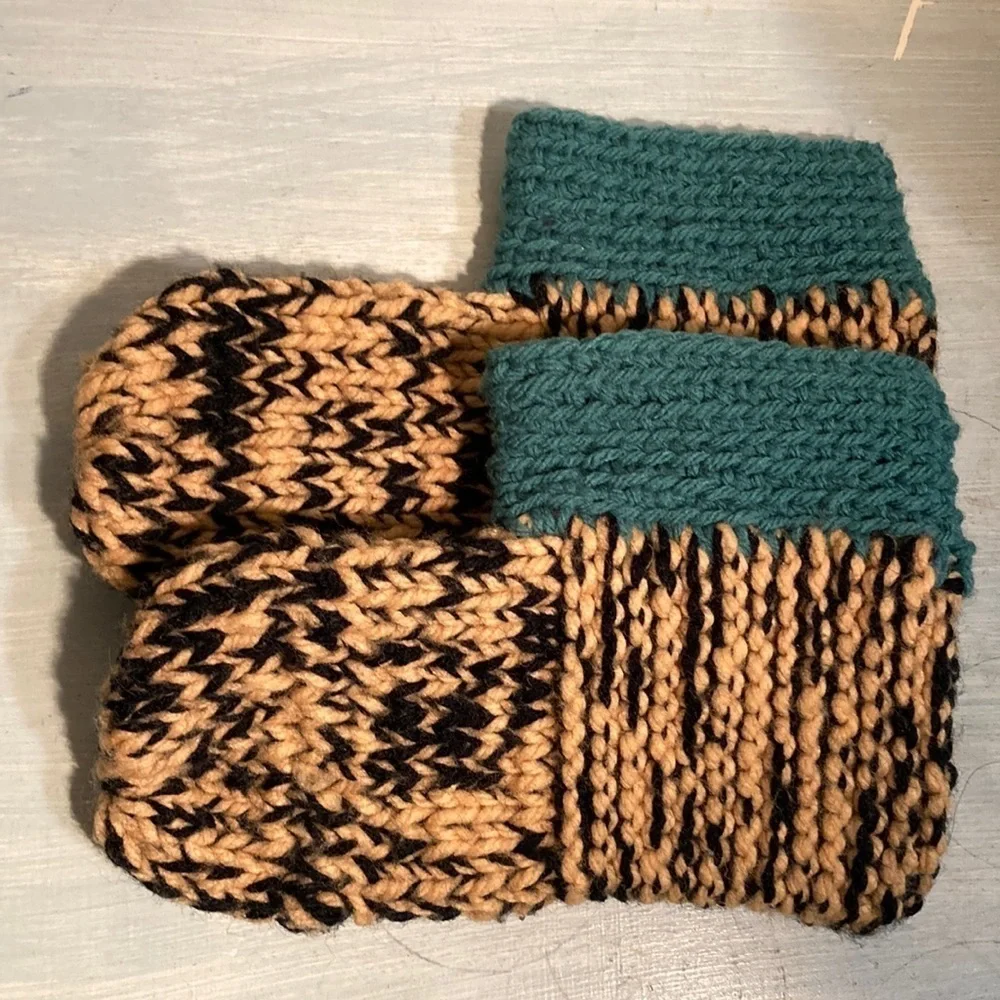 Hand knit slipper socks NWOT Durable heel